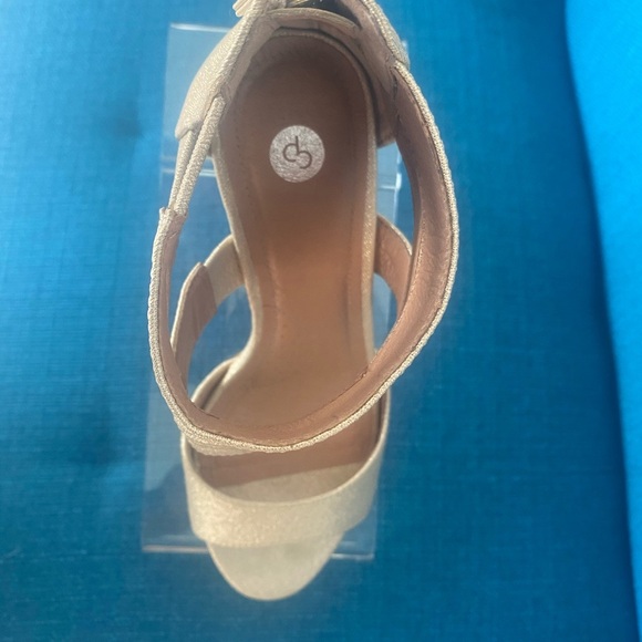 DRESS BARN women beautiful gold shimmer heels size 6M - Picture 7 of 11